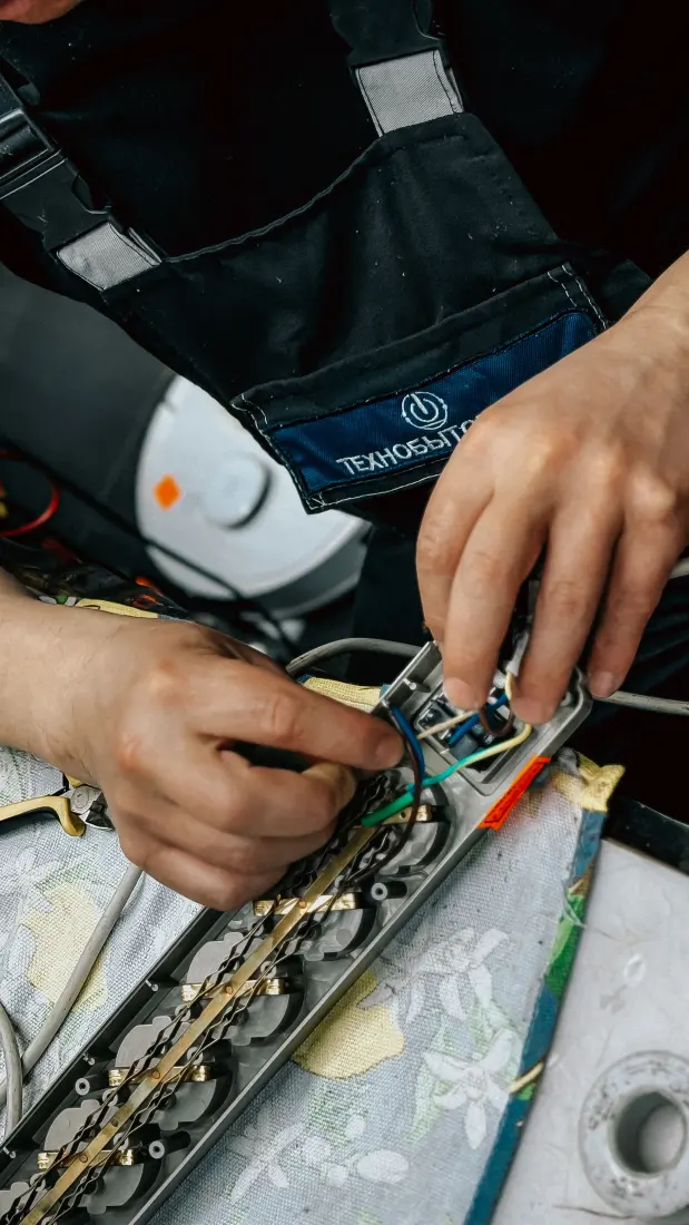 Priz kablolarını bağlayan elektrik ustası